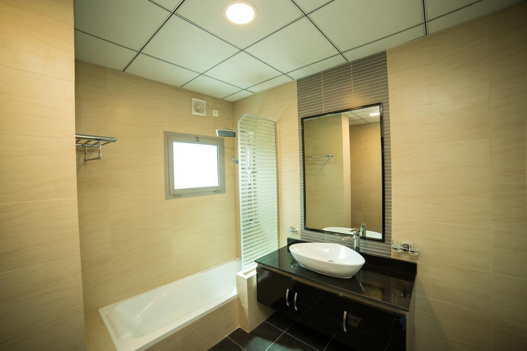 Golden Rose Luxury Suites Manamah Buitenkant foto