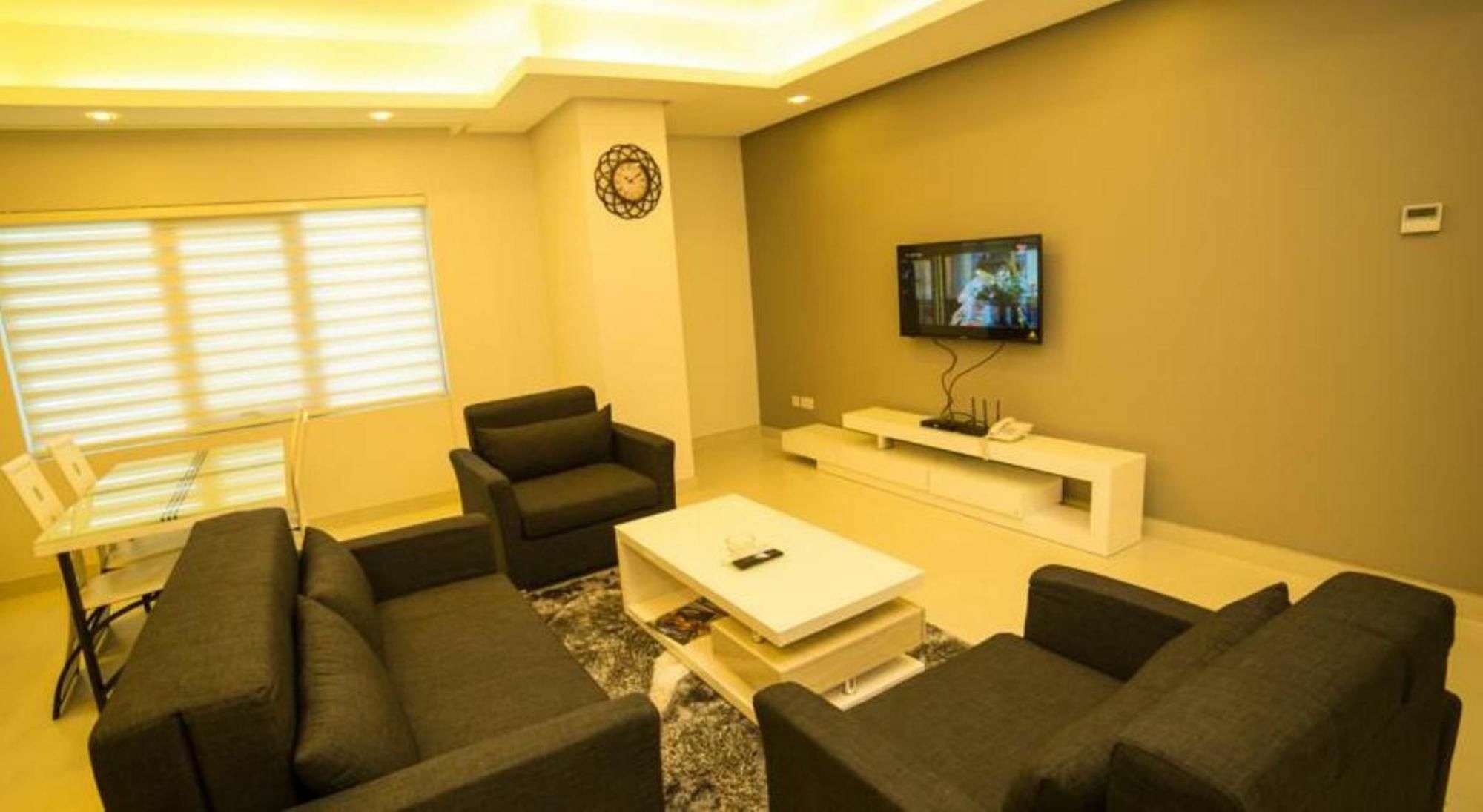 Golden Rose Luxury Suites Manamah Buitenkant foto