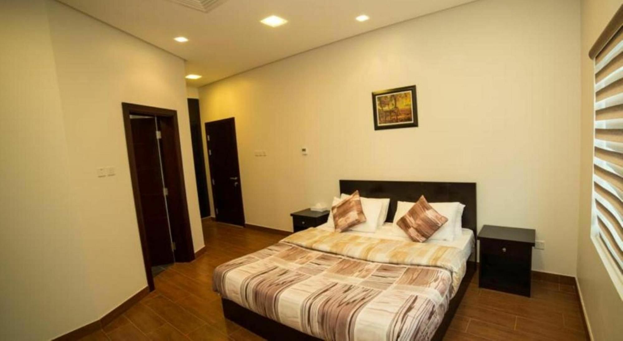 Golden Rose Luxury Suites Manamah Buitenkant foto